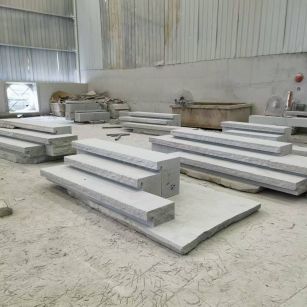 揭阳 整石台阶（大面火烧+侧面自然面），出货前厂内拼装