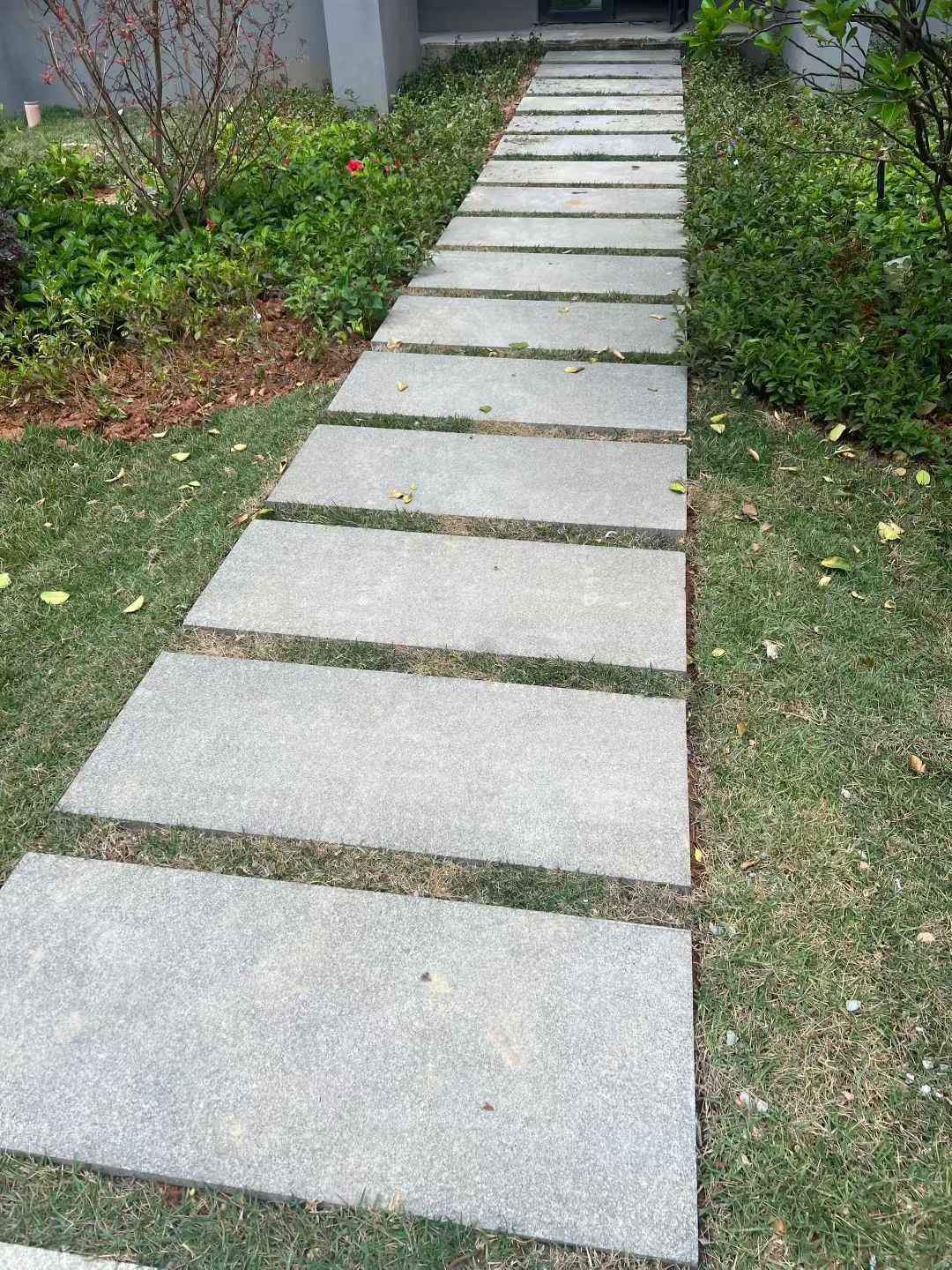 揭阳 芝麻黑小区踏步、汀步石铺装效果