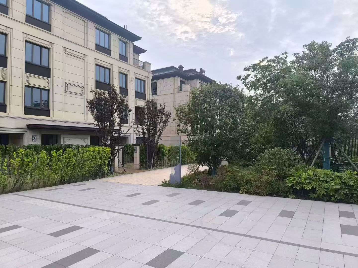 揭阳 芝麻白与芝麻白搭配铺装，尺寸1200*600